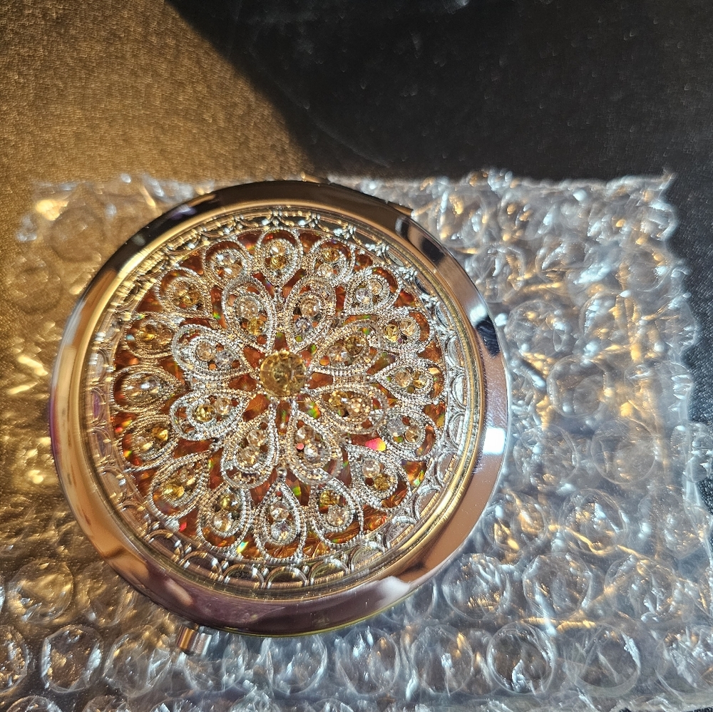 Avon Vintage Style Compact